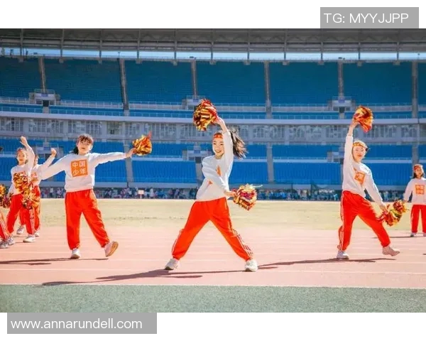 成都足球明星啦啦队队员展现激情与魅力助力球队奋勇争先