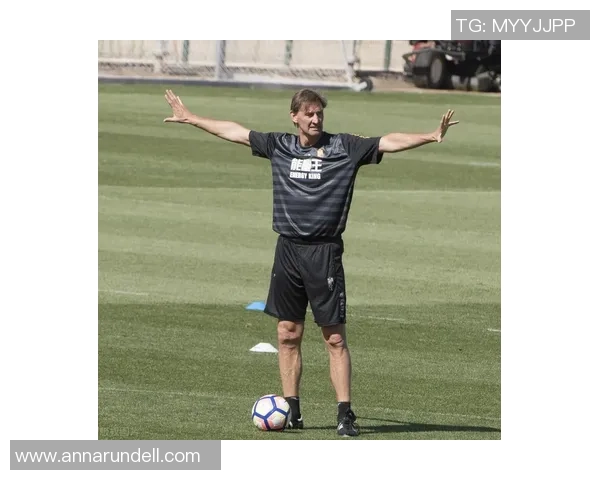 酒鬼背后的故事揭示了足球明星的另一面与人生挑战 酒鬼背后的故事揭示了足球明星的另一面与人生挑战